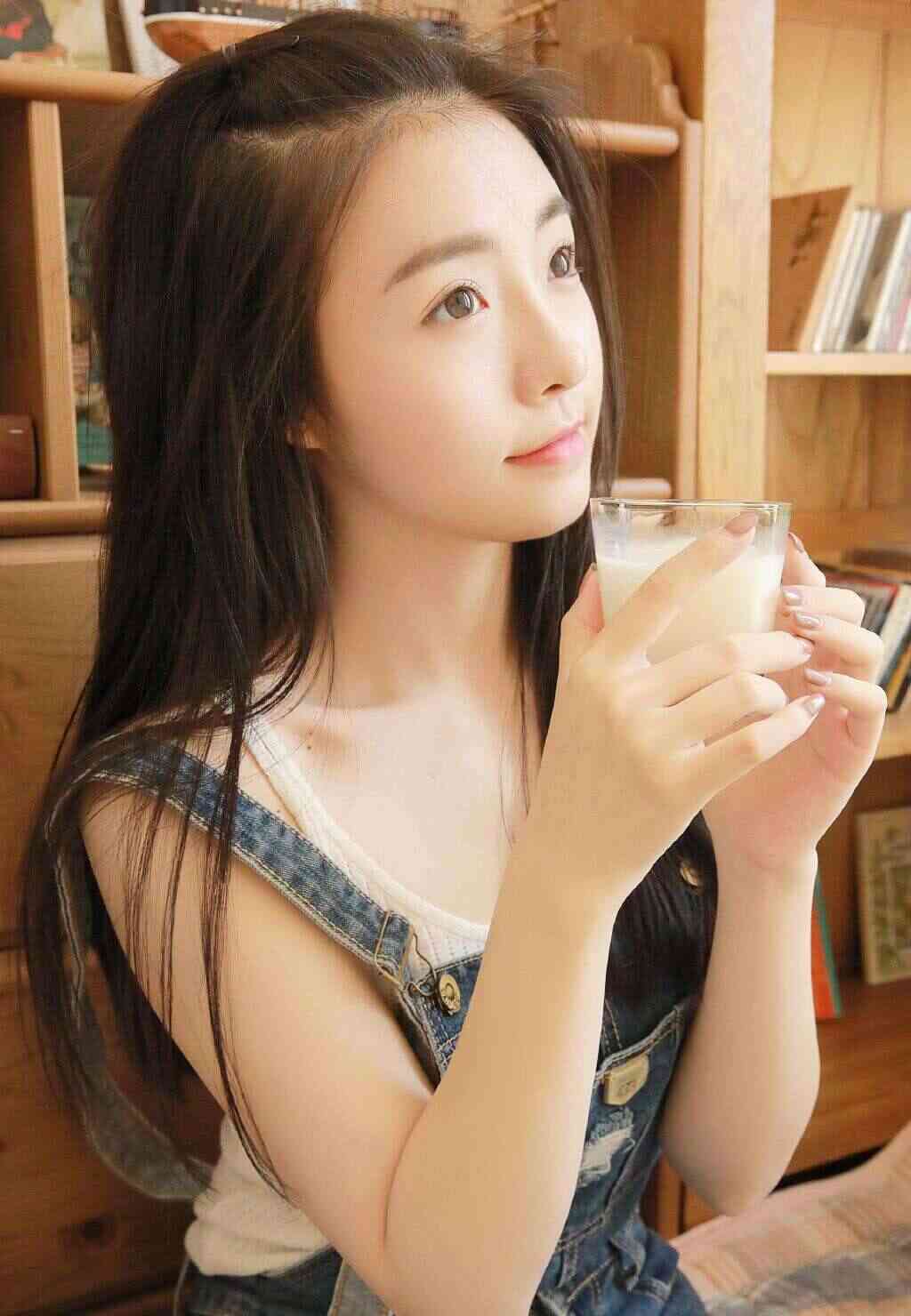 藏在比基尼里的肉海报剧照